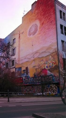 Bemalte-Hauswand-Berlin-576x1024